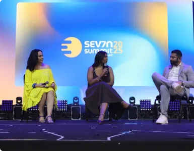 Painel com três convidados no Palco Triunfo