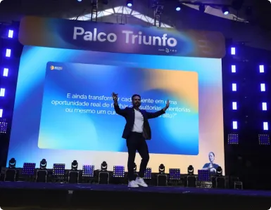 Criadores de Impacto erguendo os prêmios na Cerimônia Elite