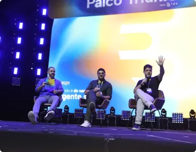 Conversa no palco com o telão do Seven Summit 2025